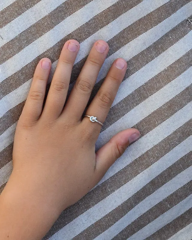 D1-ringen på ett barns hand